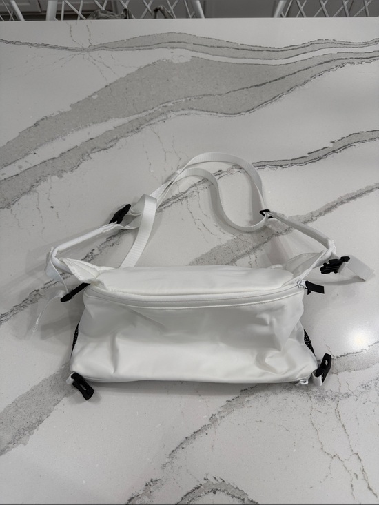 lululemon white crossbody bag Everywhere Belt 1L The lightweight design and adjustable strap provide all lululemon Curved Crossbody Bag 3L